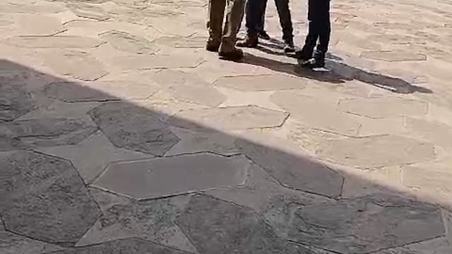 ताजमहल पर रिल बनाने को मना करते हुए सीआईएसएफ के जवान से अभद्रता करते हुए कुछ लोग दिखाई दिए