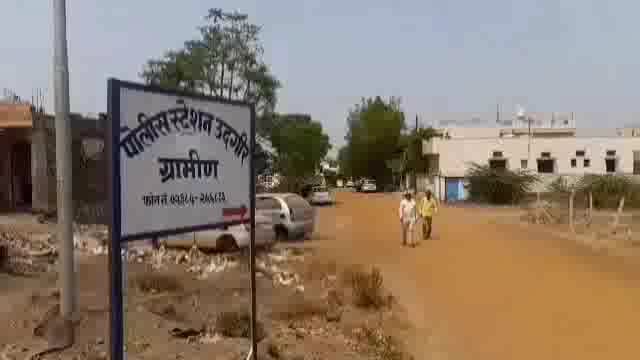 साई हॉटेल समोर महिलेच्या हातातील मोबाईल हिसकावण्याचा प्रयत्न,तिघा तरुणावर गुन्हा दाखल