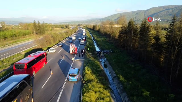 Kanala Uçan Minibüs Alev Alev Yandı: 2 Yaralı