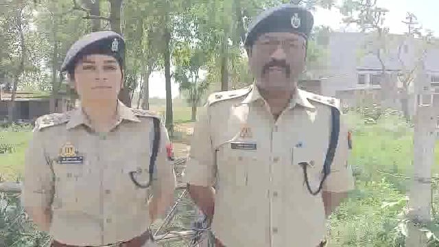थाना एत्मादपुर क्षेत्र नाबालिक लड़की के साथ दुष्कर्म करने के आरोप में पुलिस एत्मादपुर की विधि कार्रवाई करते डीसीपी वाइट 