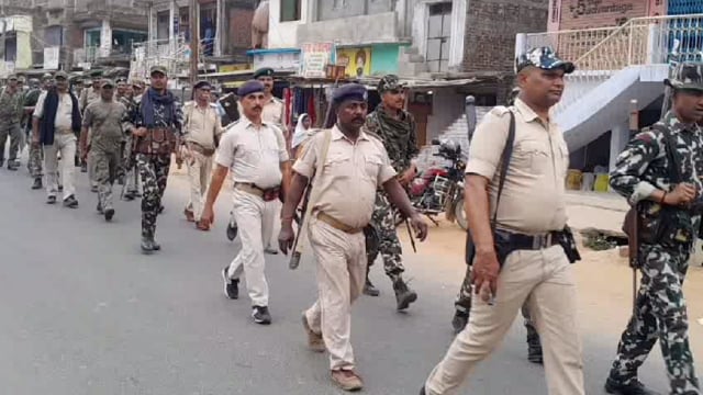 पंजवारा पुलिस ने एसएसबी जवानों के साथ थानाध्यक्ष मनीष कुमार के नेतृत्व में रामनवमी,ईद एवं लोक सभा चुनाव को शांति पूर्ण माहौल में संपन्न कराने के लिये किया फ्लैग मार्च।