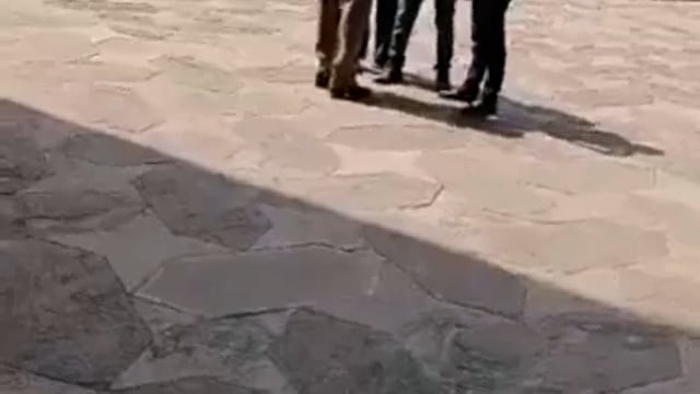  आगरा ताजमहल पर सी आई एस एफ पुलिस कर्मी के साथ रील बनाने को लेकर हुआ विवाद 