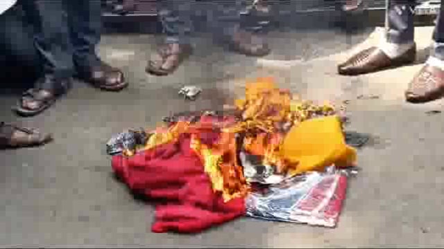 पुणे, मुंबई, रत्नागिरी वरून आता कोल्हापूर मध्ये आला पाकिस्तानी ड्रेस काही धर्मवा द्याचा हिंदूत्व वाल्यांनी केली होळी