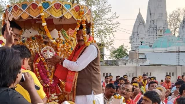 राया में हर्षोल्लास के साथ निकली मां मनकामेश्वरी देवी की शोभायात्रा: भक्तों ने आरती उतार किया स्वागत 