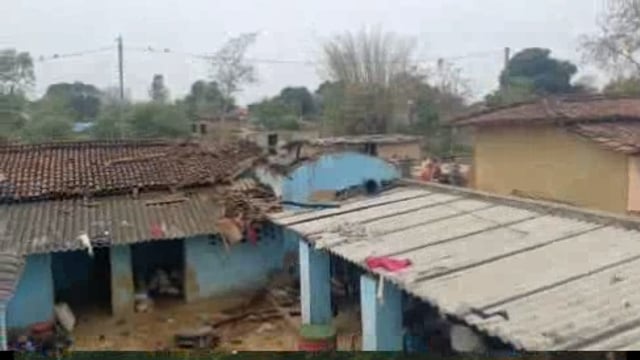 खाना बनाने क्रम में घर में लगी आग नगदी समेत लाखों रुपए संपत्ति जलकर हुई राख# आपदा प्रबंधन से सीओ ने दिया ₹12000 का चेक