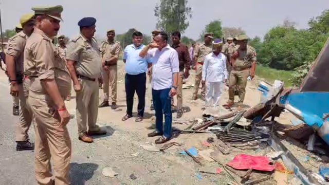 हथिगवां थाना क्षेत्र के बिसाहियाप्रयागराज- लखनऊ मार्ग पर हादसें मेंजिलाधिकारी और पुलिस अधीक्षक ने मौके का किया निरीक्षण,