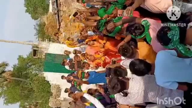 सूर्यगढ़ा -मुंगेर लोकसभा क्षेत्र से राजद प्रत्याशी अनीता देवी का फूलों की  बारिश से स्वागत किया जा रहा है।