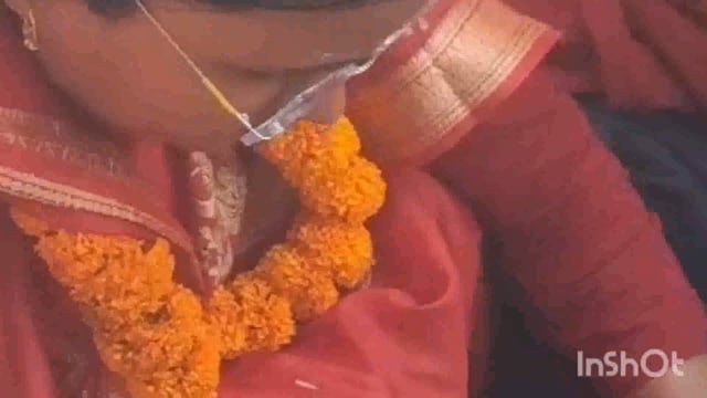 सूर्यगढ़ा - राजद प्रत्याशी कुमारी अनिता अपने घायल समर्थकों का इलाज करती हुई दिख रही है।