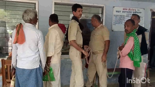 लखीसराय उत्पाद विभाग की टीम ने गिरफ्तार तीन शराब कारोबारी को सदर अस्पताल मेडिकल जांच बाद भेजा जेल।