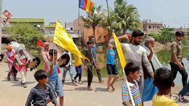 जिले के रामगढ़ चौक प्रखंड क्षेत्र के गरसंडा गांव में नवरात्रि कलश स्थापना के पूर्व निकाली गई भव्य कलश शोभायात्रा।