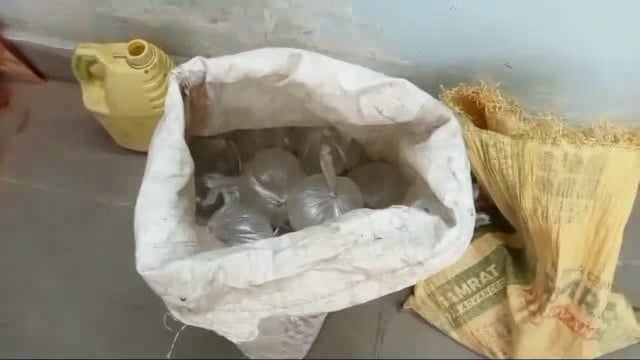 तारड़ीह व फरीदपुर गांव से पुलिस ने 25 लीटर देसी शराब के साथ एक बाइक सहित तस्कर पिता पुत्र को किया गिरफ्तार