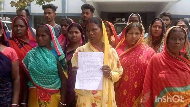 लखीसराय उत्पाद पुलिस की कार्रवाई के खिलाफ रजौना गांव के ग्रामीण डीएम से शिकायत करने पहुंचे जिला मुख्यालय।