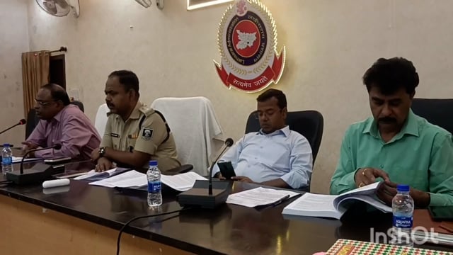 जिला मुख्यालय मंत्रणा कक्ष के सभागार में लोकसभा चुनाव को लेकर जिलाधिकारी की अध्यक्षता में बैठक आयोजित।