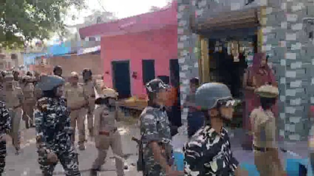 आगामी त्योहारों के एवं लोकसभा चुनाव के दृष्टिगत भारी पुलिस बल के साथ मदनपुर पुलिस ने निकाला फ्लैग मार्च