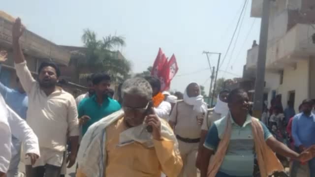 थरथरी प्रखंड मे महागठबंधन के प्रतियासी डॉ सुमन सौरव  को कार्यकर्ता गण जोरो सोरो से फूल और माला से वागत 