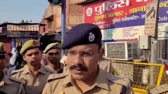 ईद,उल फितर की नमाज को दृष्टिगत रखते हुए डीसीपी सिटी आगरा द्वारा थाना रकाबगंज स्थित शाही दरगाह में उपस्थित रहे