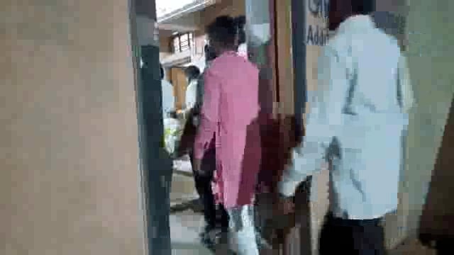 रेल्वे स्टेशन येथे एका व्यक्तीचा रेल्वे खाली कटून मृत्यू