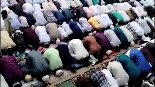 मुस्लिम बांधवांनी ईदगाह मैदानावर सामूहिक नमाज पठण करून ईद साजरी केली