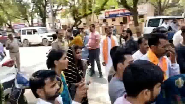 मथुरा लोकसभा निर्दलीय प्रत्याशी शिखा शर्मा व उनके समर्थकों ने सुरीर में काटा हंगामा गाड़ी रोककर वीडियो बनाए जाने पर