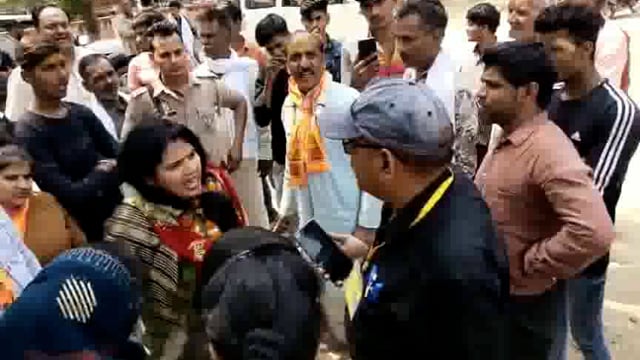 मथुरा लोकसभा निर्दलीय प्रत्याशी शिखा शर्मा व उनके समर्थकों ने सुरीर में काटा हंगामा गाड़ी रोककर वीडियो बनाये जाने पर