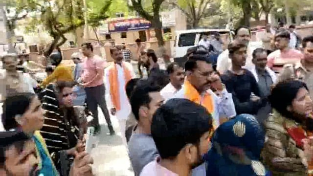 मथुरा लोकसभा निर्दलीय प्रत्याशी शिखा शर्मा व उनके समर्थको ने काटा हंगामा गाड़ी रोककर वीडियो बनाने को लेकर