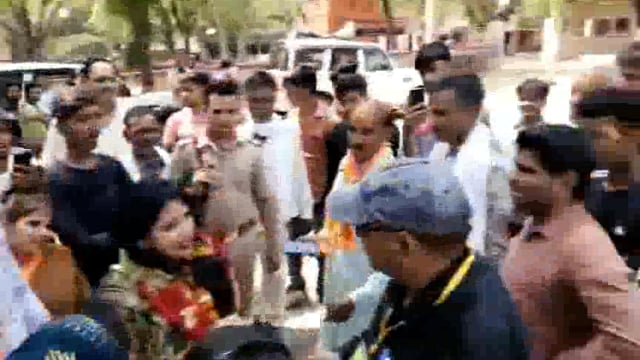 निर्दलीय प्रत्याशी शिखा शर्मा व उनके समर्थकों ने काटा सुरीर में हंगामा गाड़ी रोककर वीडियो बनाने को लेकर