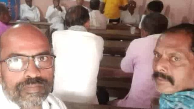 माननीय श्री उपेन्द्र कुमार - अध्यक्ष - राजद - थरथरी  ने कार्यकर्ताओं को संबोधित करते 