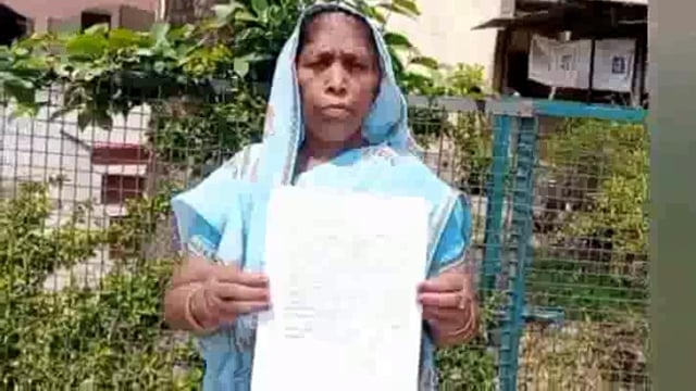 गांव दुमका पर में मंदिर के निकास के रास्ते पर दबंग ने किया कब्जा पीड़ित महिला ने थाने में की शिकायत