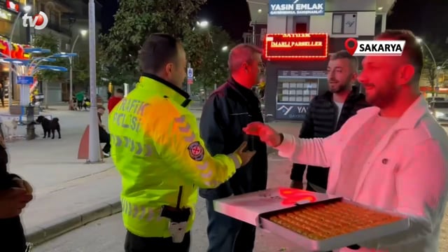 Sürücülere Şeker İkramı Yapan Polise Esnaftan Baklava