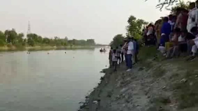 Kasganj Jile Mein Panch bacchon ki hajara Nahar mein dubne se mrutyu ho gai mauke per DM Sudha Verma SP Arpana Rajat  Kaushik mauke per pahunchi