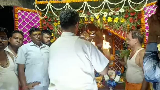 नरी सेमरी मंदिर में चमत्कारिक आरती देखने उमड़े भक्त दीपक की लो आर पार होने पर भी नहीं जली चादर