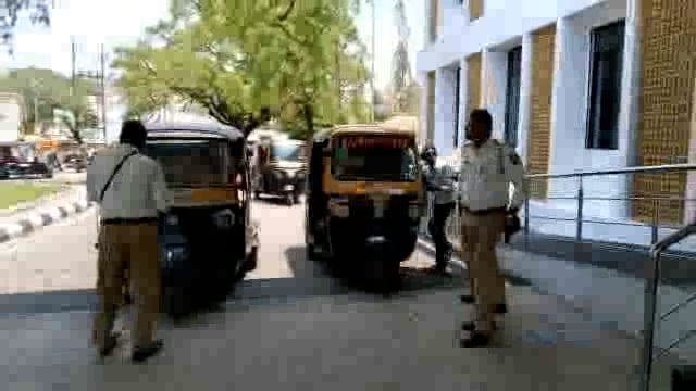 ड्रेसकोड न वापरणाऱ्या ऑटोचालकांवर शहर पोलिसांकडून दंडात्मक कारवाई