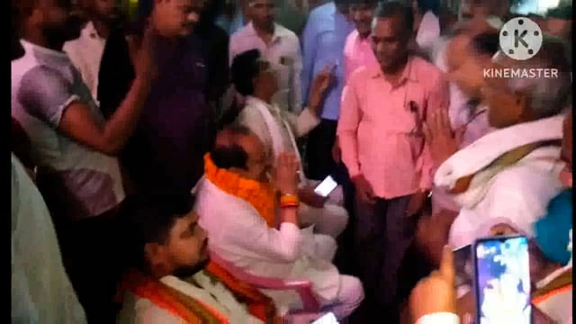 गुरुवार की देर शाम सिरदला व बरदाहा पहुंचे लोकसभा सांसद प्रत्याशी विवेक ठाकुर लोगों ने फूलमाला से किया स्वागत मिला समर्थन