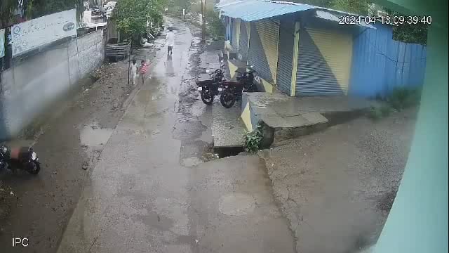 आझाद नगर येथे मोकाट श्वानाचा दोन लहान मुलांवर हल्ल्याचा प्रयत्न,सर्व थरार सीसीटीव्हीत कैद