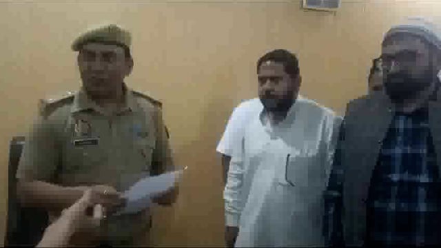 बलरामपुर उतरौला समुदाय विशेष के लोगों द्वारा वी बाजार के कर्मचारियों के विरुद्ध शिकायत कर कार्यवाही का किया गया मांग।