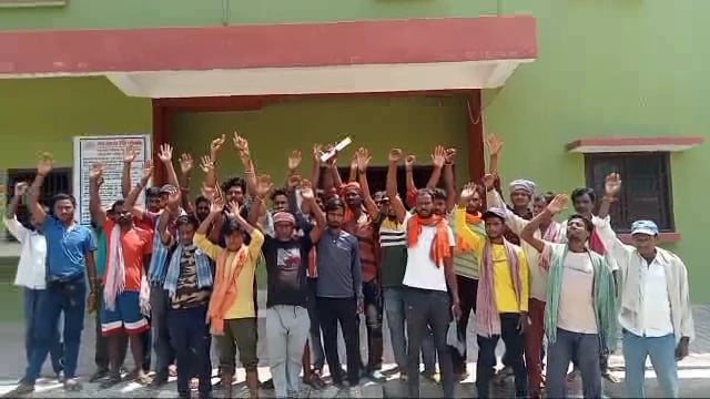 अमरपुर नगर पंचायत के सफाई कर्मियों ने कार्यालय परिसर में किया प्रदर्शन संवेदक व मुंशी पर लगाया गंभीर आरोप 