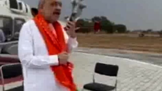 UP mein Gruh Mantri Amit Shah Ji ki Noida mein meeting Thi lekin unke aane ke pahle hi Aandhi tufan a Gaya tent Ud Gaya Shah Ji Ne mobile se karykartaon ko sambodhit kiya