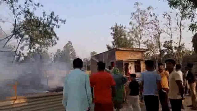 ढोढीयापारा में अज्ञात कारणों से लगी आग गृहस्थी का सामान जलकर हुआ राख