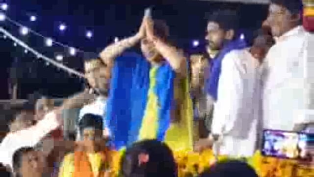 खासदार नवनीत राणांसमोर काँग्रेस कार्यकर्त्यांनी 'वारे पंजा,आया पंजा' 'च्या घोषणा,व्हिडिओ सोशल मीडियावर वायरल