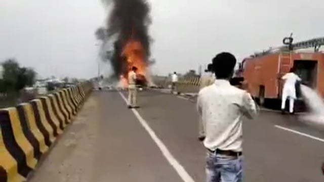 Rajasthan Sikar Mein dardnak Hadsa merath ke sath shradhaluon ki kar Mein Aag lagne se Jal kar Maut ho gai