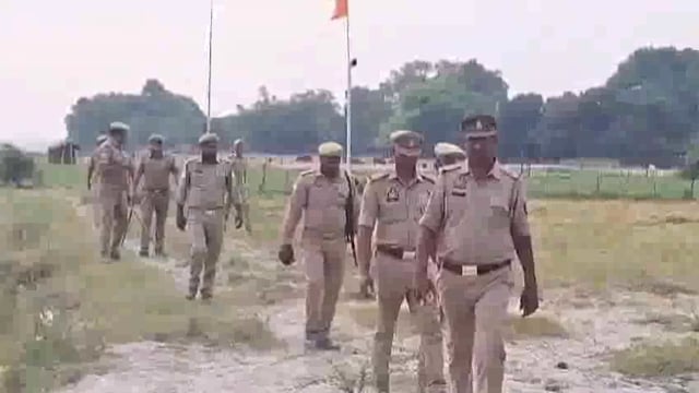 गोंडा :नवाबगंज पुलिस ने चैत्र रामनवमी मेला अयोध्या के दृष्टिगत गोण्डा-अयोध्या बार्डर पर फ्लैग मार्च किया गया। 