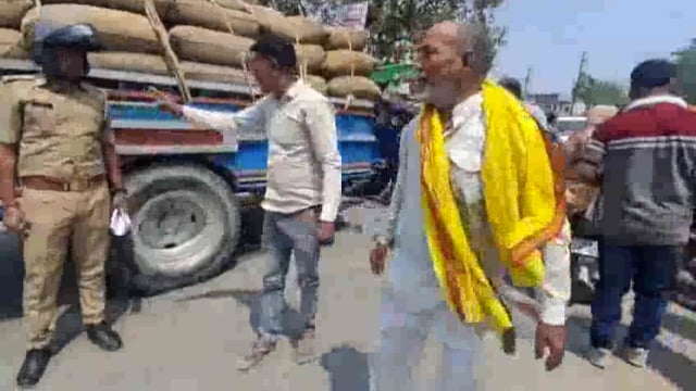 गोंडा के आजाद नगर में हुआ भीषण सड़क हादसा हादसे में मां की मौत बेटे ने भाई के हत्यारों पर लगाया आरोप