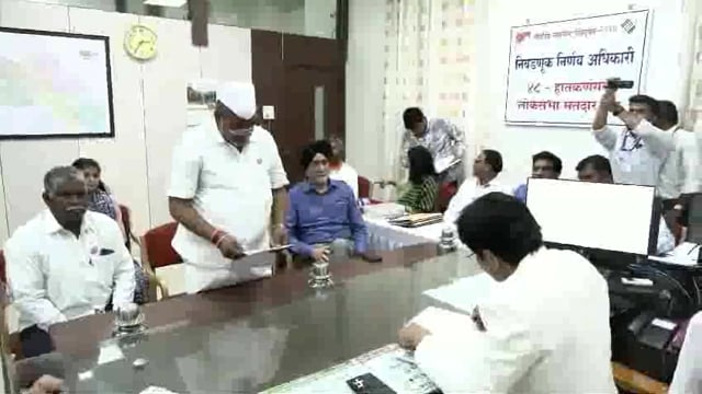 आज स्वाभिमानी संघटना अध्यक्ष राजू शेट्टी यांनी भव्यदिव्य रॅली कार्यकर्त्यांच्या समवेशात निवडणूक फार्म दाखल