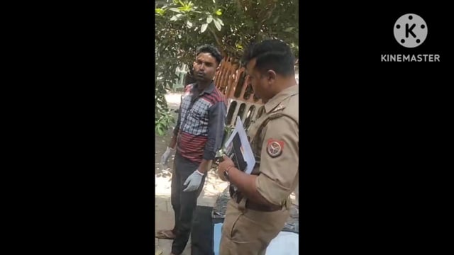 कमला नगर चांदनी चौक पर नगर निगम सफाई कर्मचारियों को सफाई करते समय एक व्यक्ति का शब दिखाई दिया