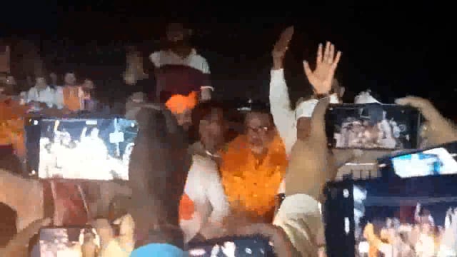 टिकट मिलने के बाद बीजेपी उम्मीदवार नीरज शेखर के बलिया आगमन पर कार्यकर्ताओं ने किया भव्य स्वागत