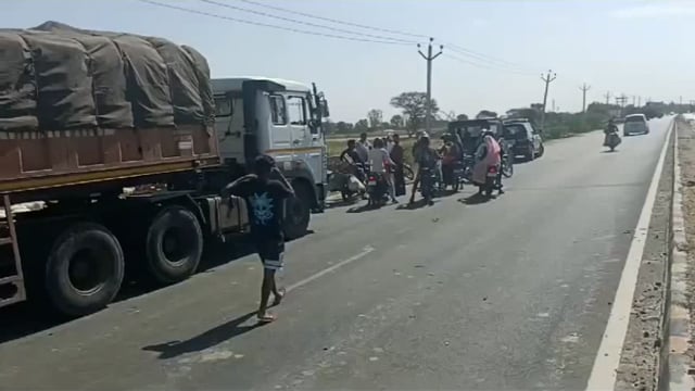 मथुरा गोवर्धन रोड पर सड़क हादसे में बाइक सवार दो युवकों की मौत एक की हालत गंभीर