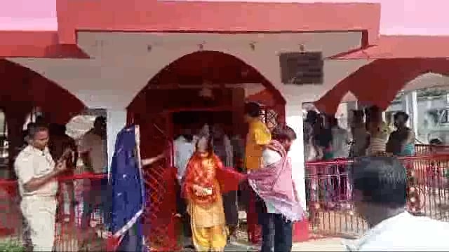 6 साल से चल रहा प्रेम प्रसंग आया अंतिम मोड़ पर थाना परिसर में घरवालों व पुलिस कर्मियों की मौजूदगी में हुई शादी