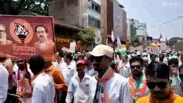 कोल्हापूर लोकसभा मतदार संघासाठी शाहू शहाजी छत्रपती यांनी भव्यदिव्य रॅली तून कलेक्टर अमोल येडगे यांचेकडे नाम निर्देशन पत्