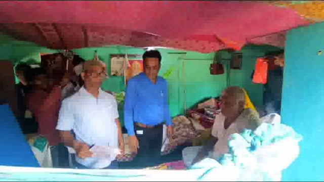 पहली बार मोबाइल पोलिंग टीम ने पांच बुजुर्ग मतदाता के घर पहुंच कर बैलेट पेपर से कड़ी सुरक्षा  के बीच कराया मतदान। 