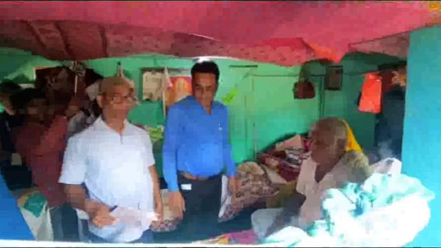 पहली बार मोबाइल पोलिंग टीम ने पांच बुजुर्ग मतदाता के घर पहुंच कर बैलेट पेपर से कड़ी सुरक्षा  के बीच कराया मतदान। 